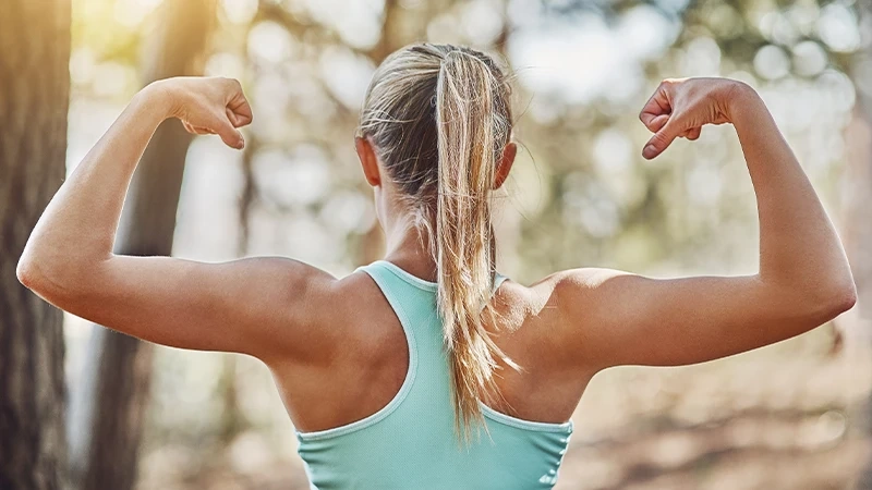 Magnezijum bisglicinat: Zašto je ovaj oblik magnezijuma poseban? 5 back fitness woman nature flex strong arms confident with body progress female athlete fists power forest wellness exercise biceps development transformation