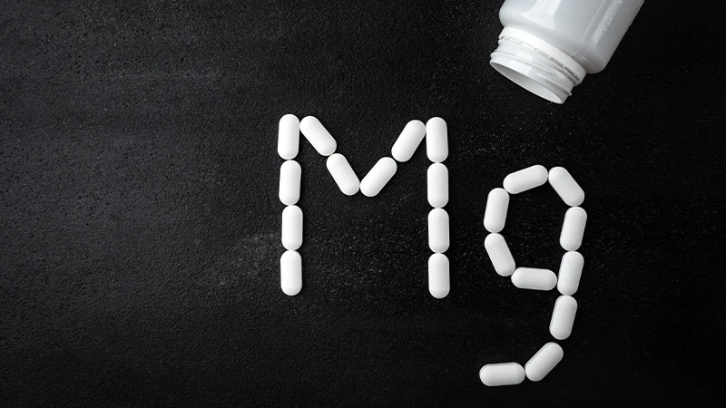 Magnezijum bisglicinat: Zašto je ovaj oblik magnezijuma poseban? 3 bottle magnesium vitamins black background
