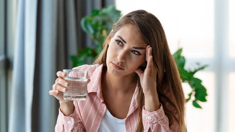 Magnezijum bisglicinat: Zašto je ovaj oblik magnezijuma poseban? 4 headache closeup photo young woman who is sitting office getting hydrated drinking water