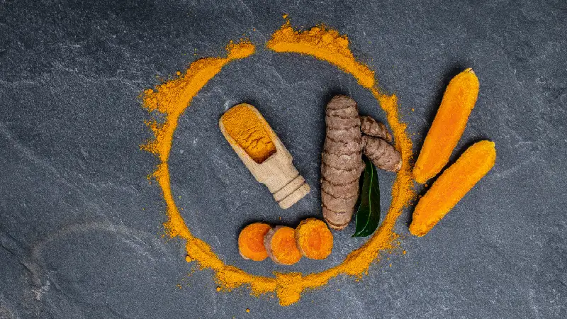 Kurkuma – prijatelj ili neprijatelj jetre? 3 turmeric powder fresh turmeric curcuma curcumin concrete background spice natural coloring alternative medicine long banner format top view2