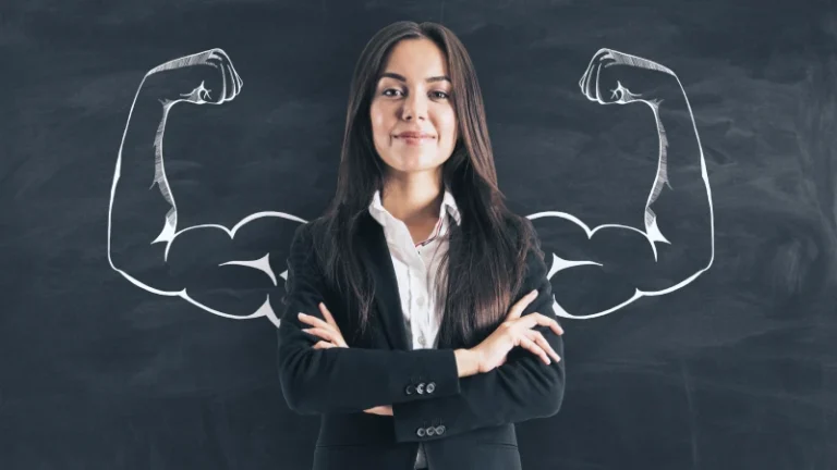 Žena ispred nacrtanih mišića, simbol snage ženskog tela