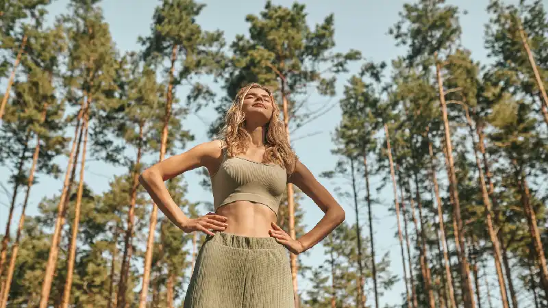žena u prirodi proleće duboko disanje detoks organizma zdravlje jetre prirodni način života energija i vitalnost