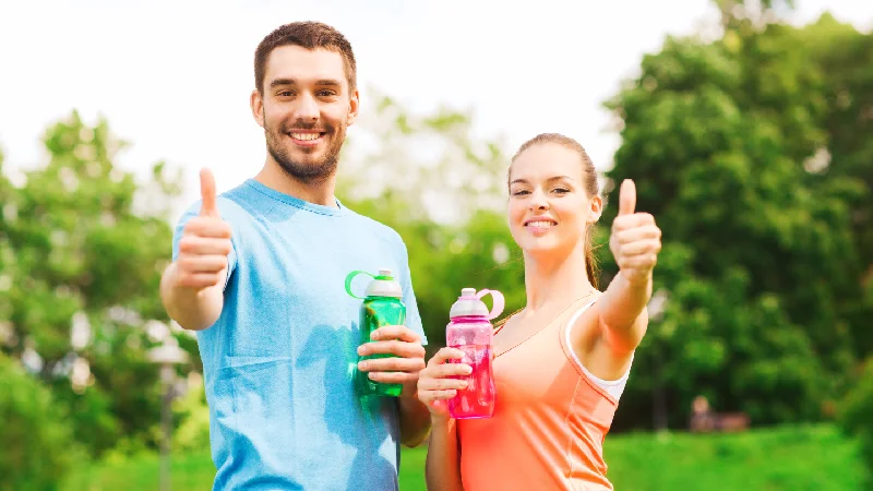 Zdrav i aktivan par u prirodi pokazuje kome moringa može biti korisna za energiju i vitalnost