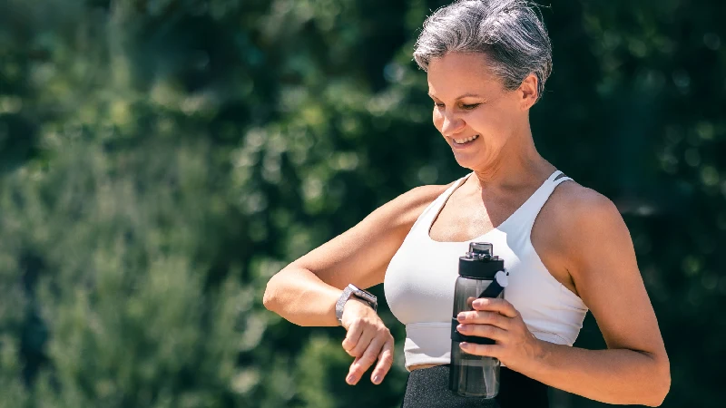 Aktivna žena posle 40. tokom treninga na otvorenom – kreatin i menopauza i očuvanje mišićne mase