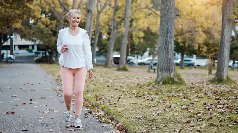 Aktivna žena u menopauzi tokom šetnje – kreatin i menopauza i očuvanje mišićne snage